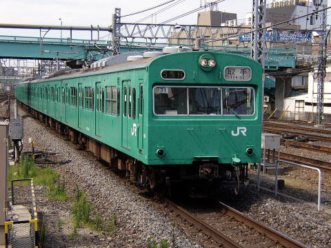(柏駅に進入する１０３系)