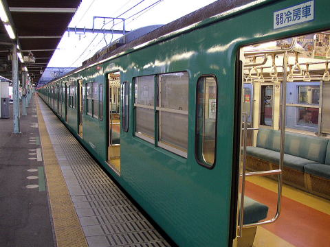 (夕刻の取手駅にたたずむ１０３系。)