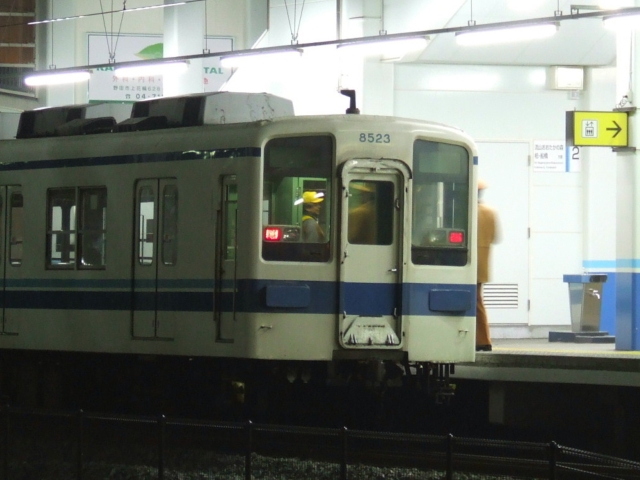 (七光台駅に停車中の8523F)