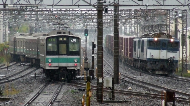 常磐緩行線を横断中に貨物列車と離合