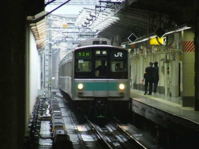 上野16番線ホームへ入線