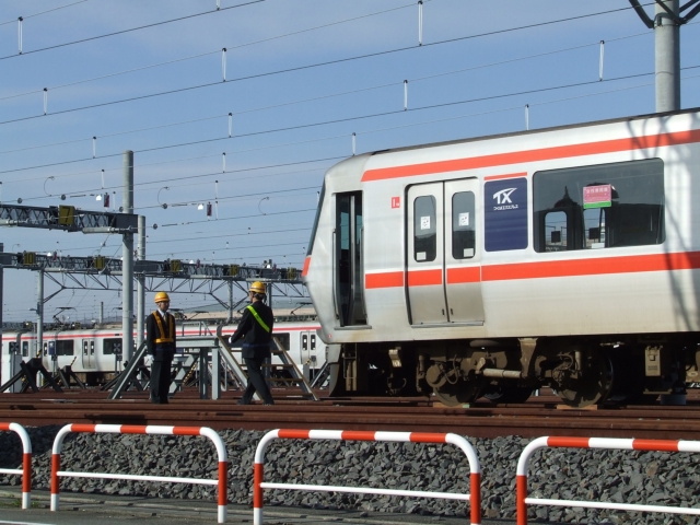 (状況報告 担当乗務員はみらい平駅員へ状況報告)