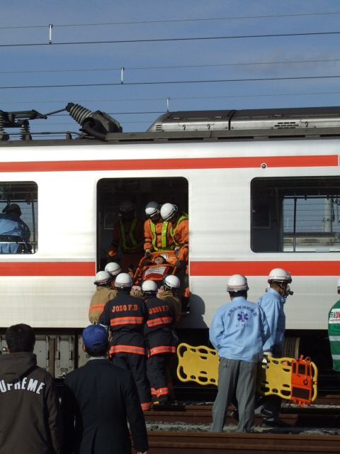 (負傷者の救出 2号車より重傷者、中傷者の搬出)