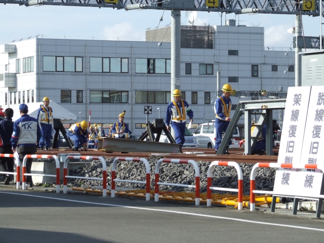 (被害状況の確認 障害物を確認中)