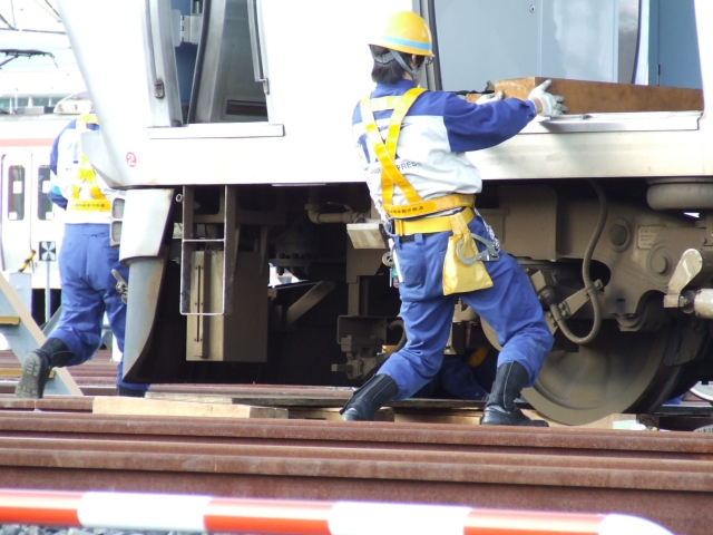 (車両脱線復旧訓練 台車固定作業中)