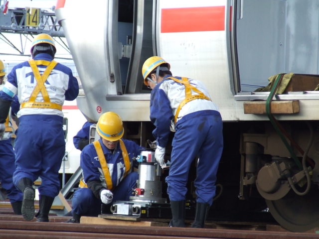 (車両脱線復旧訓練 ジャッキの設置作業中)