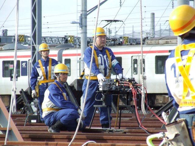 (車両脱線復旧訓練 ジャッキ操作卓)