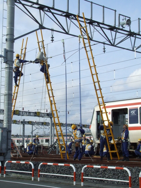 (電車線断線復旧訓練 復旧作業の準備中)