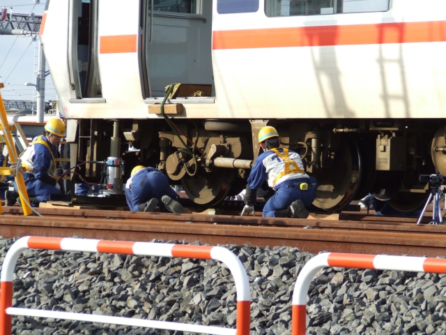 (車両脱線復旧訓練 線路を跨げる高さまで上昇)