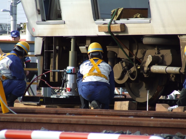 (車両脱線復旧訓練 水平方向の調整中)