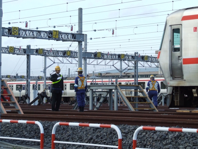 (運転再開前の車両点検 復旧班より担当乗務員は報告を受ける)